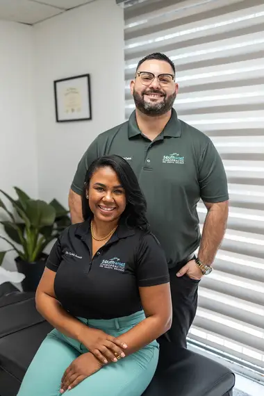 Equipo de Southwest Chiropractic: Dr. Carlos A. Carlo Torres y Dra. Gabriela Asencio en San Juan PR